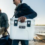 YETI Roadie 15 Hard Cooler with DoubleDuty Shoulder Strap - Imagem 5