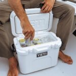 YETI Roadie 15 Hard Cooler with DoubleDuty Shoulder Strap - Imagem 6